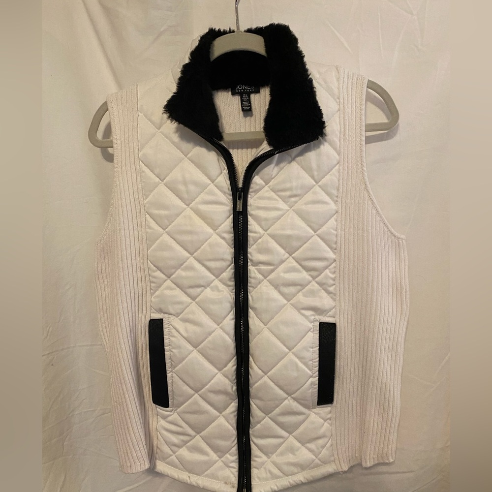 Jones New York white down vest with faux fur collar